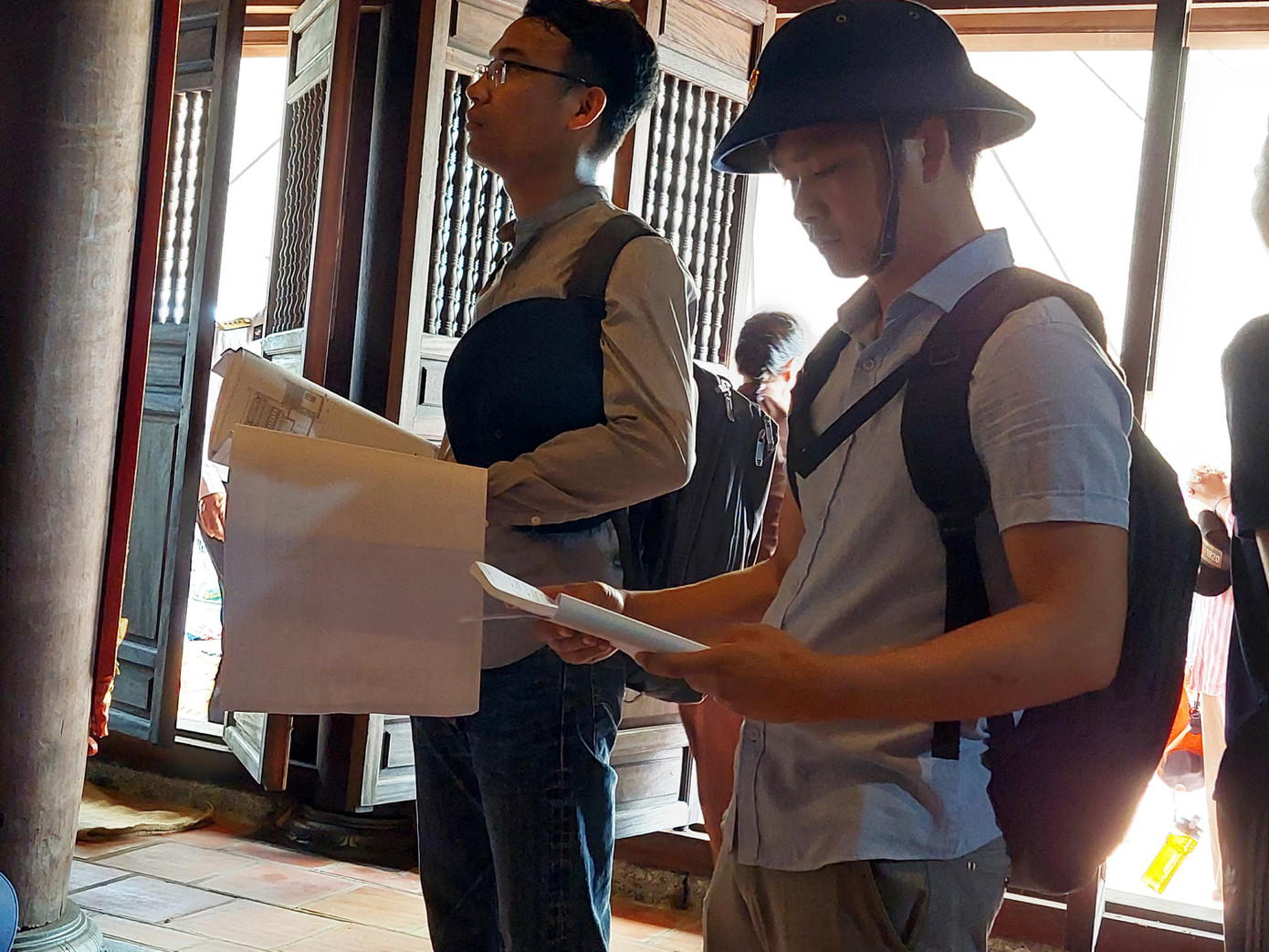 Hai KTS Bùi Ngọc Hưng - đeo kính và KTS Lê Văn Anh khảo sát các hạng mục tại chùa Sinh Tồn Đông. Ảnh: Trần Tuấn