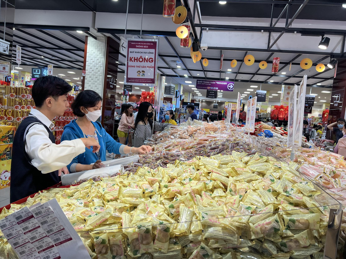 Người dân tranh thủ sắm Tết ngay trong những ngày nghỉ Tết Dương lịch 2023 ảnh: U.P