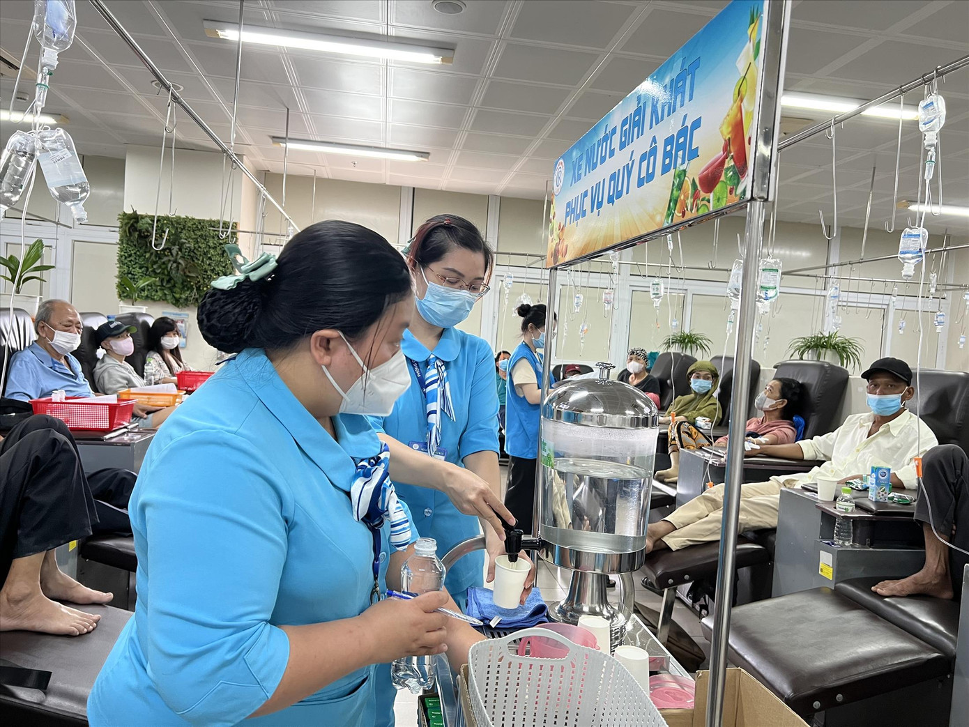 Xe bánh, nước tự chọn miễn phí dành cho bệnh nhân tại Bệnh viện Chợ Rẫy ảnh: U.P