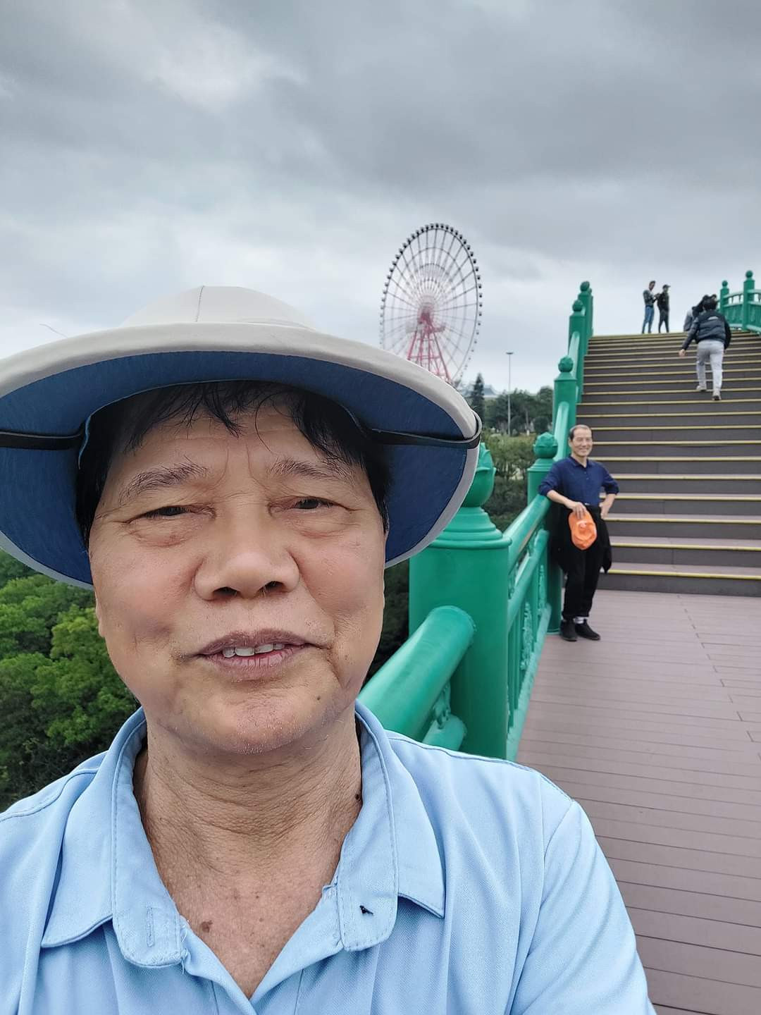 Nhà văn Dương Hướng: “Đêm mất điện thì mất ngủ cả đêm, sáng hôm sau phờ phạc”.