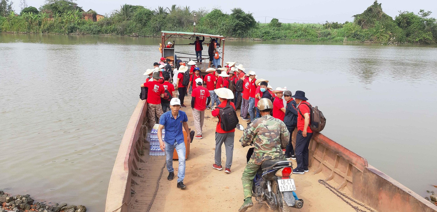 Phà chở khách qua sông Krông Nô