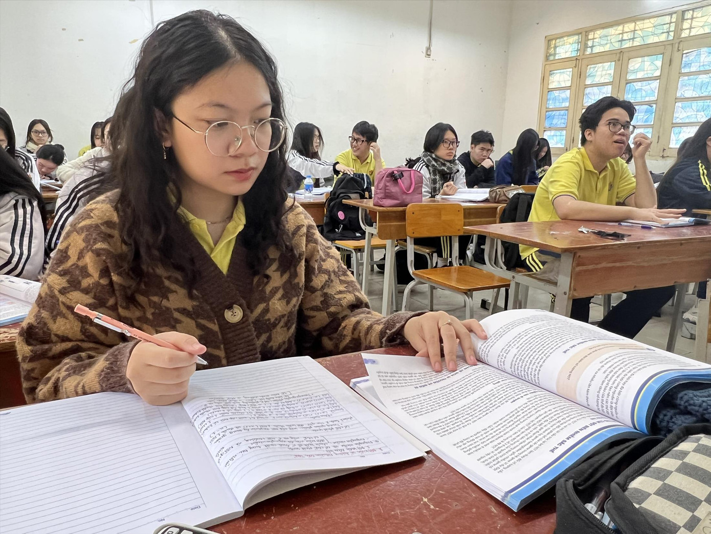 Học sinh lớp 12 năm nay đang tích cực chuẩn bị cho các kỳ thi mang tính chất bước ngoặt ảnh: Hà Linh Học sinh lớp 12 năm nay đang tích cực chuẩn bị cho các kỳ thi mang tính chất bước ngoặt ảnh: Hà Linh