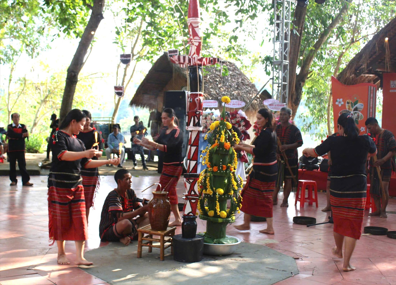 Thầy cúng đọc lời khấn gửi đến thần bếp, thần lửa