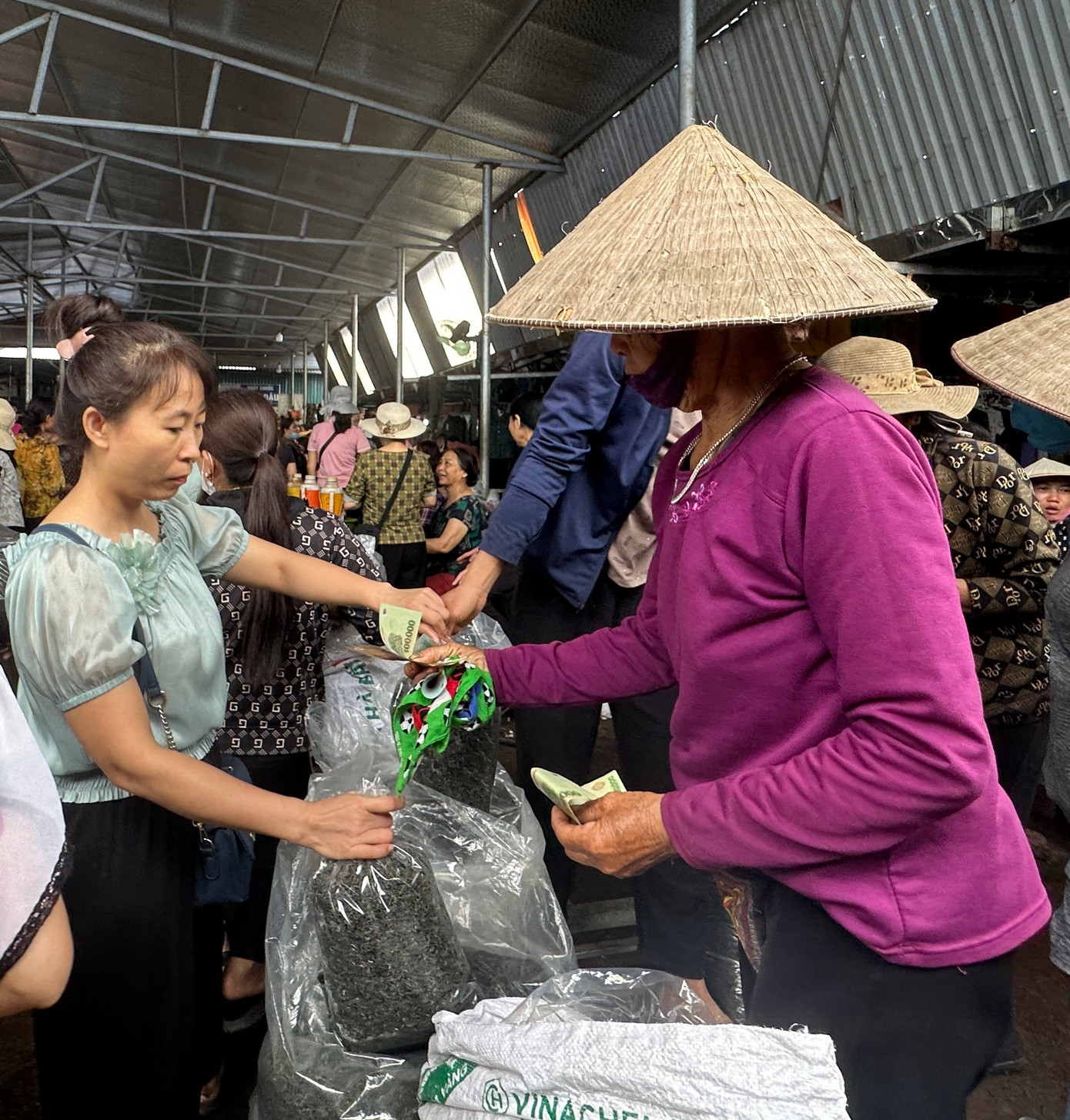 Chè đặc sản Tân Cương đang được bán lẻ 100 nghìn đồng/kg - Ảnh: Ý Như Chè đặc sản Tân Cương đang được bán lẻ 100 nghìn đồng/kg - Ảnh: Ý Như