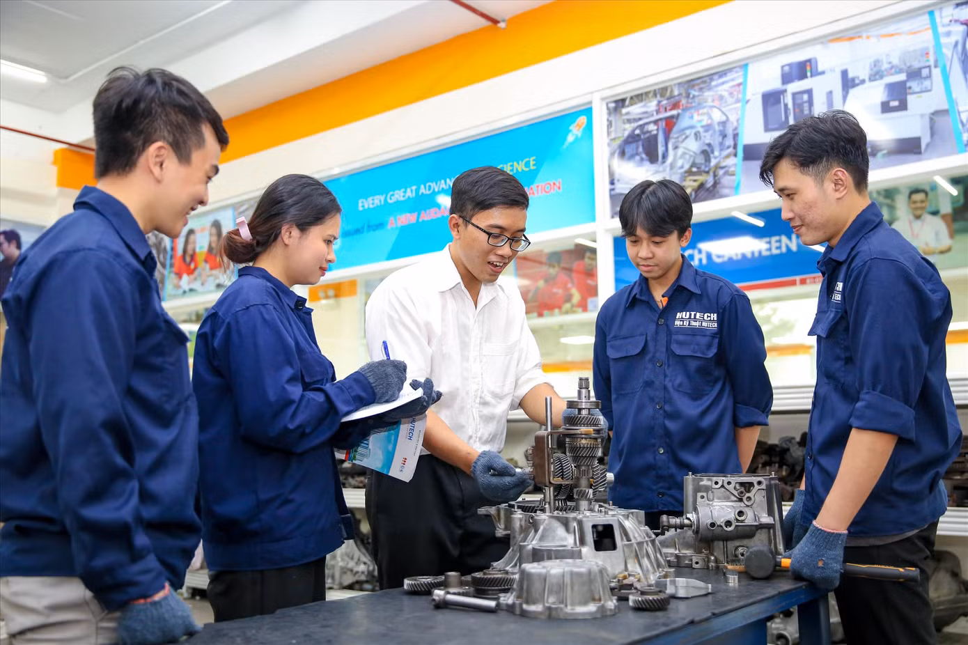 Sinh viên học ngành công nghệ kỹ thuật ô tô tại Trường ĐH Công nghệ TPHCM Ảnh: N.L