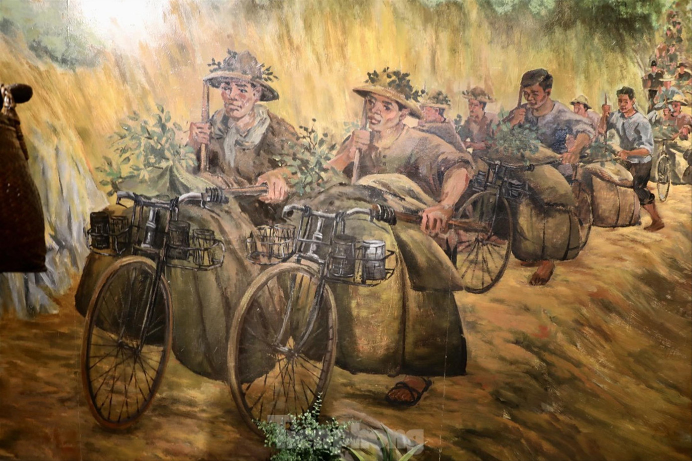 Tranh vẽ tái hiện hình ảnh đội quân xe đạp thồ vận chuyển hậu cần đảm bảo cho Chiến dịch Điện Biên Phủ. Tranh vẽ tái hiện hình ảnh đội quân xe đạp thồ vận chuyển hậu cần đảm bảo cho Chiến dịch Điện Biên Phủ.