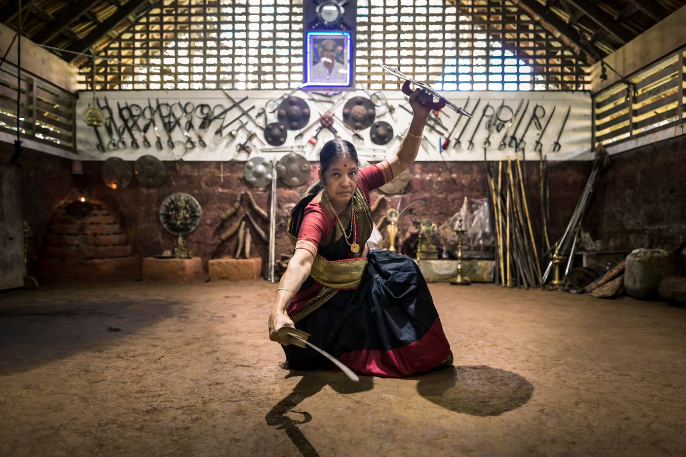 Bà Meenakshi Raghavan tại ngôi trường bà điều hành ở Vatakara, nơi dạy võ cho hơn 200 học sinh Bà Meenakshi Raghavan tại ngôi trường bà điều hành ở Vatakara, nơi dạy võ cho hơn 200 học sinh