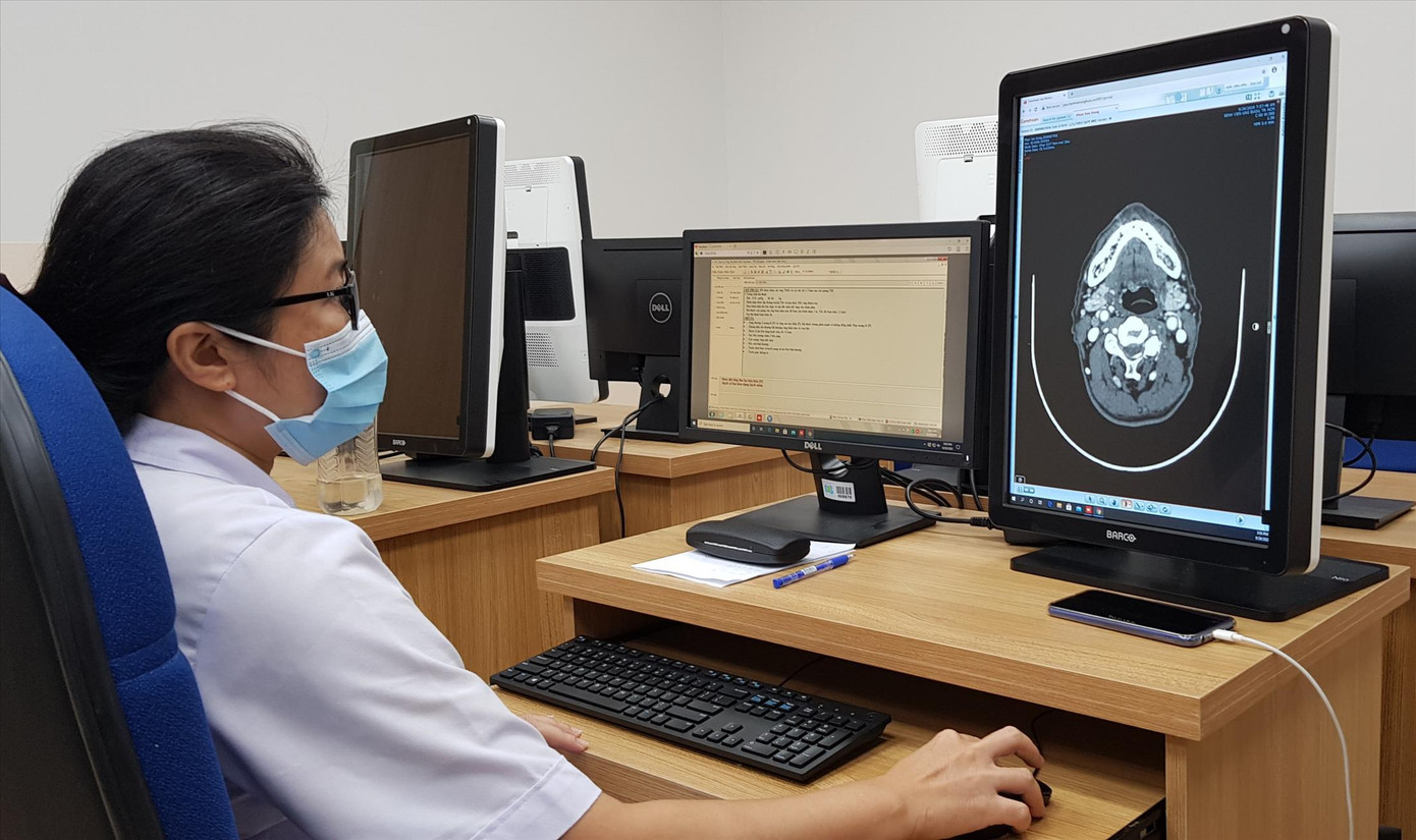 Bác sĩ Bệnh viện Ung Bướu TPHCM hội chẩn từ xa qua công nghệ thông tin ảnh: Vân Sơn