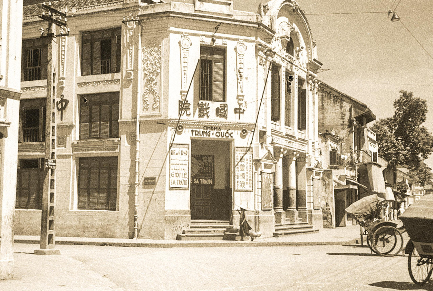 Rạp phim Trung Quốc nằm ở góc phố Hàng Bạc - Tạ Hiện. Nay là Rạp Chuông Vàng