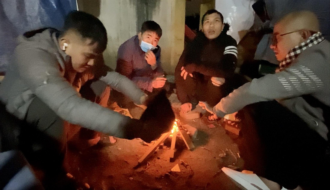 Đốt lửa sưởi ấm