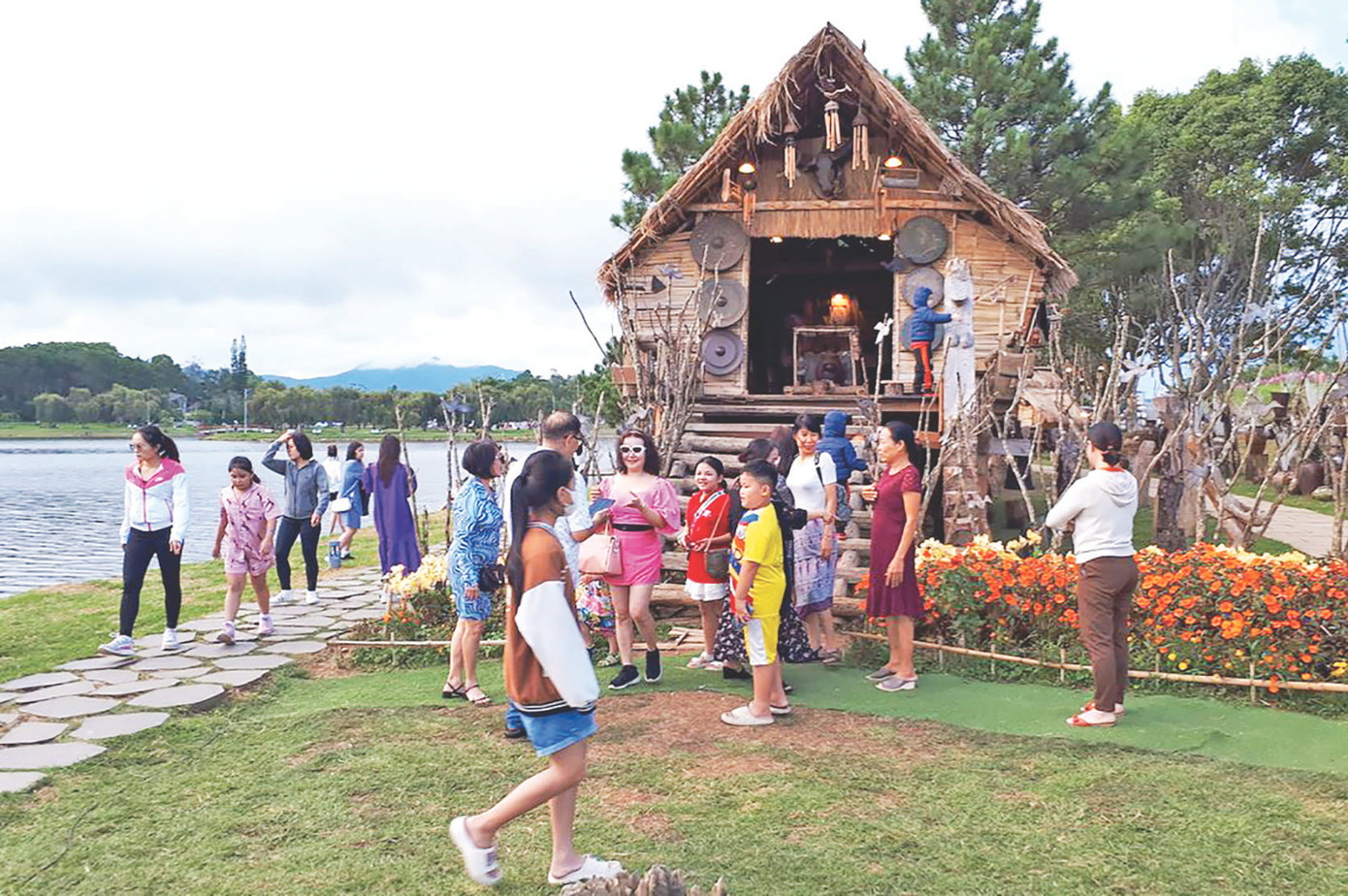 Nhà sàn Tây Nguyên được phục dựng ven hồ Xuân Hương