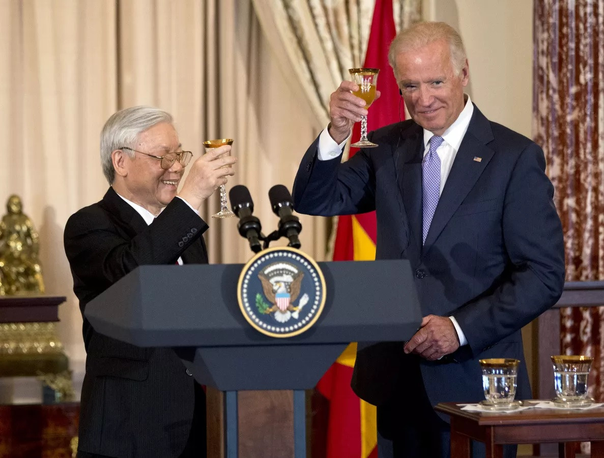 Năm 2015, tại cuộc chiêu đãi Tổng Bí thư Nguyễn Phú Trọng, Phó Tổng thống Mỹ Joe Biden lẩy Kiều: “Trời còn để có hôm nay / Tan sương đầu ngõ vén mây giữa trời”. Ảnh: AP Năm 2015, tại cuộc chiêu đãi Tổng Bí thư Nguyễn Phú Trọng, Phó Tổng thống Mỹ Joe Biden lẩy Kiều: “Trời còn để có hôm nay / Tan sương đầu ngõ vén mây giữa trời”. Ảnh: AP