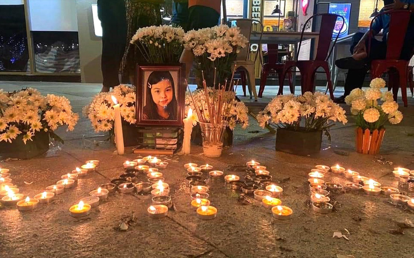 Người dân làm lễ cầu siêu cho cháu bé