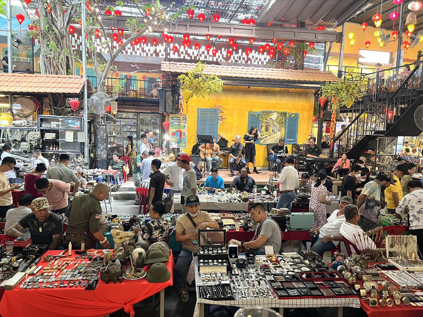 Chợ đồ cổ là nơi để những người cùng sở thích gặp gỡ, giao lưu.