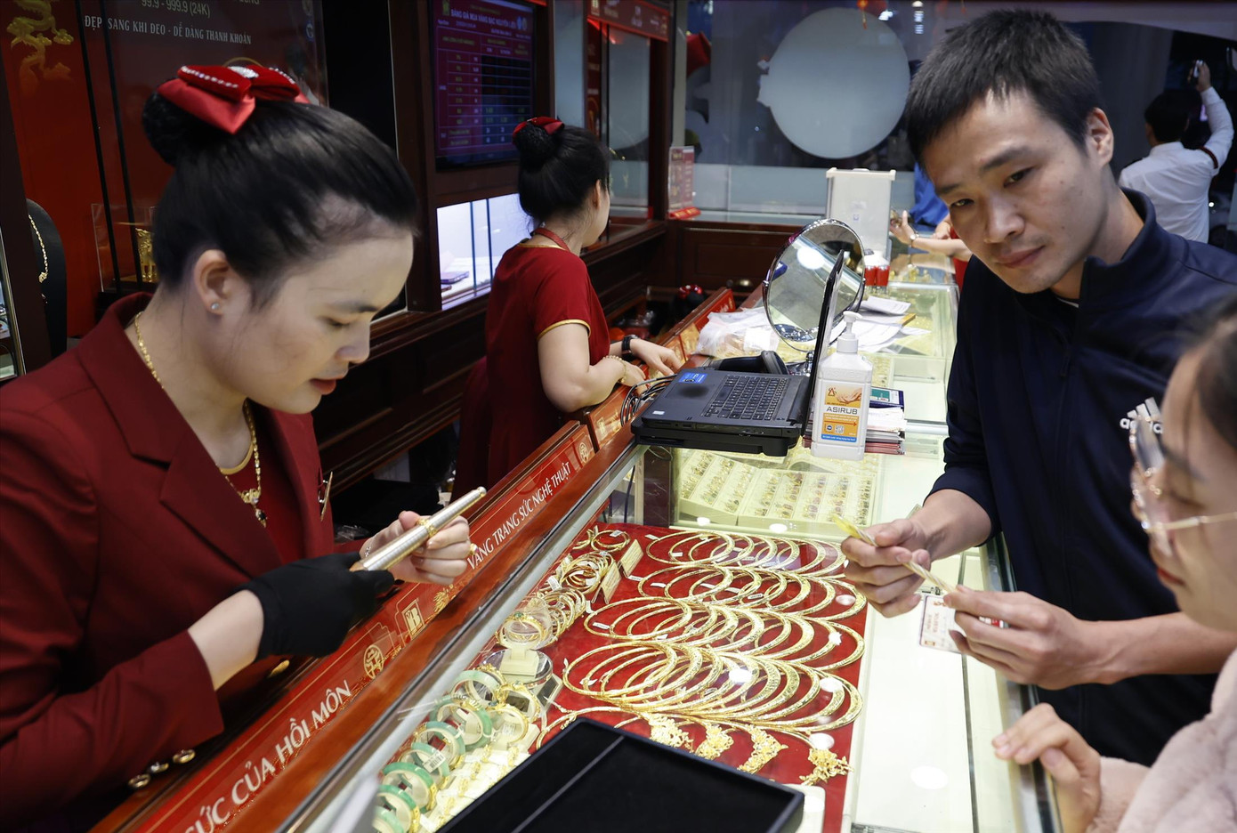 Người dân xếp hàng mua vàng ngày 10/5 Ảnh: Như Ý Người dân xếp hàng mua vàng ngày 10/5 Ảnh: Như Ý