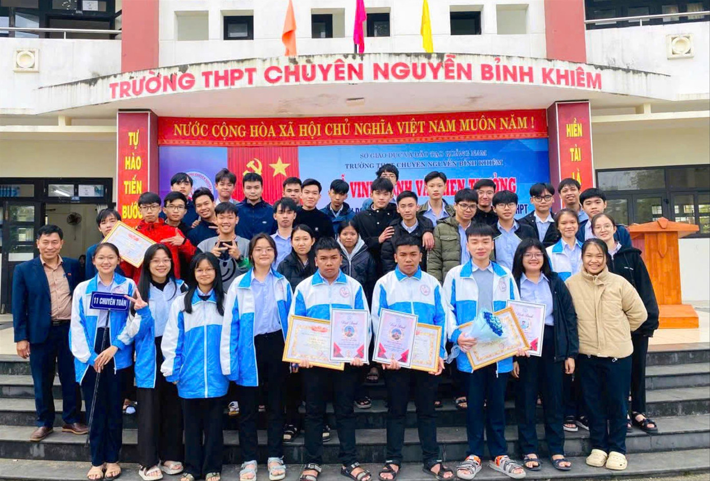 Hiền - Hậu cùng thầy cô và các bạn Trường THPT chuyên Nguyễn Bỉnh Khiêm Ảnh: Hoài Văn