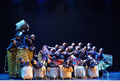 Vở “Gánh núi trên lưng” khắc họa cuộc sống của người dân vùng cao do Hải Trường dàn dựng Vở “Gánh núi trên lưng” khắc họa cuộc sống của người dân vùng cao do Hải Trường dàn dựng