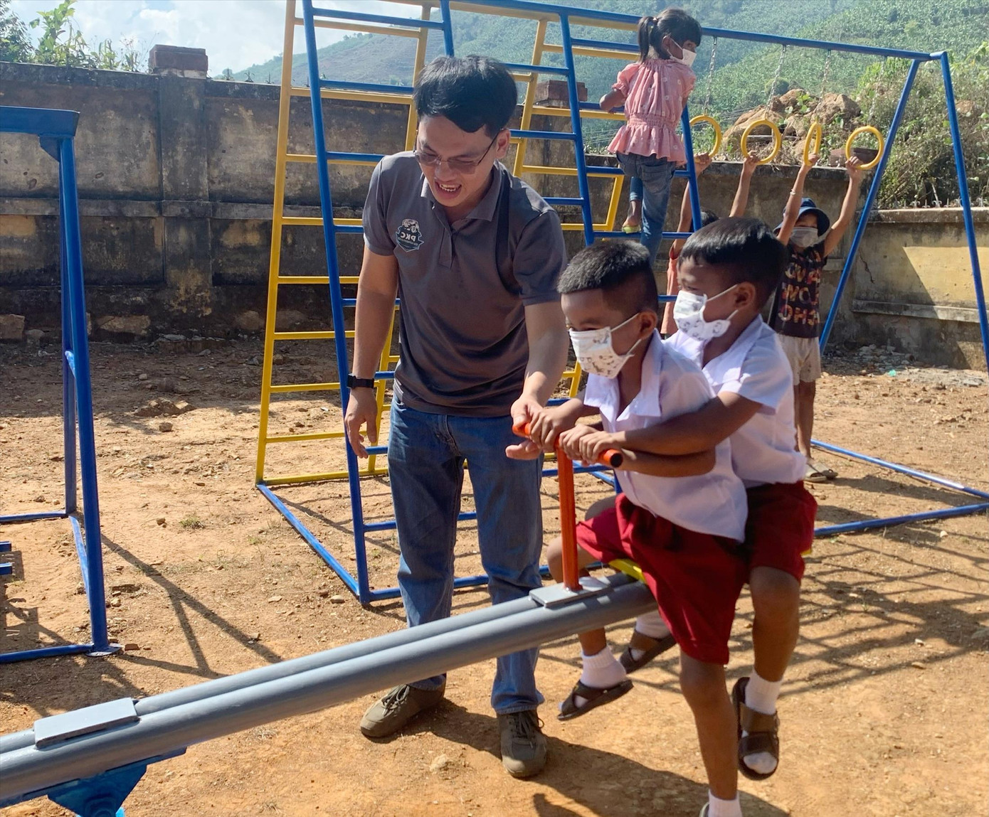 Anh Nguyễn Thành Luân (Chủ nhiệm CLB xe bán tải Khánh Hòa) hướng dẫn các em trường Mầm non Anh Đào chơi bập bênh Anh Nguyễn Thành Luân (Chủ nhiệm CLB xe bán tải Khánh Hòa) hướng dẫn các em trường Mầm non Anh Đào chơi bập bênh