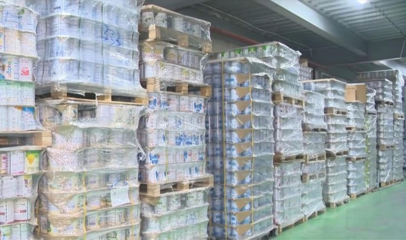 Công an phát hiện đường dây sản xuất hàng trăm loại sữa giả. Công an phát hiện đường dây sản xuất hàng trăm loại sữa giả.