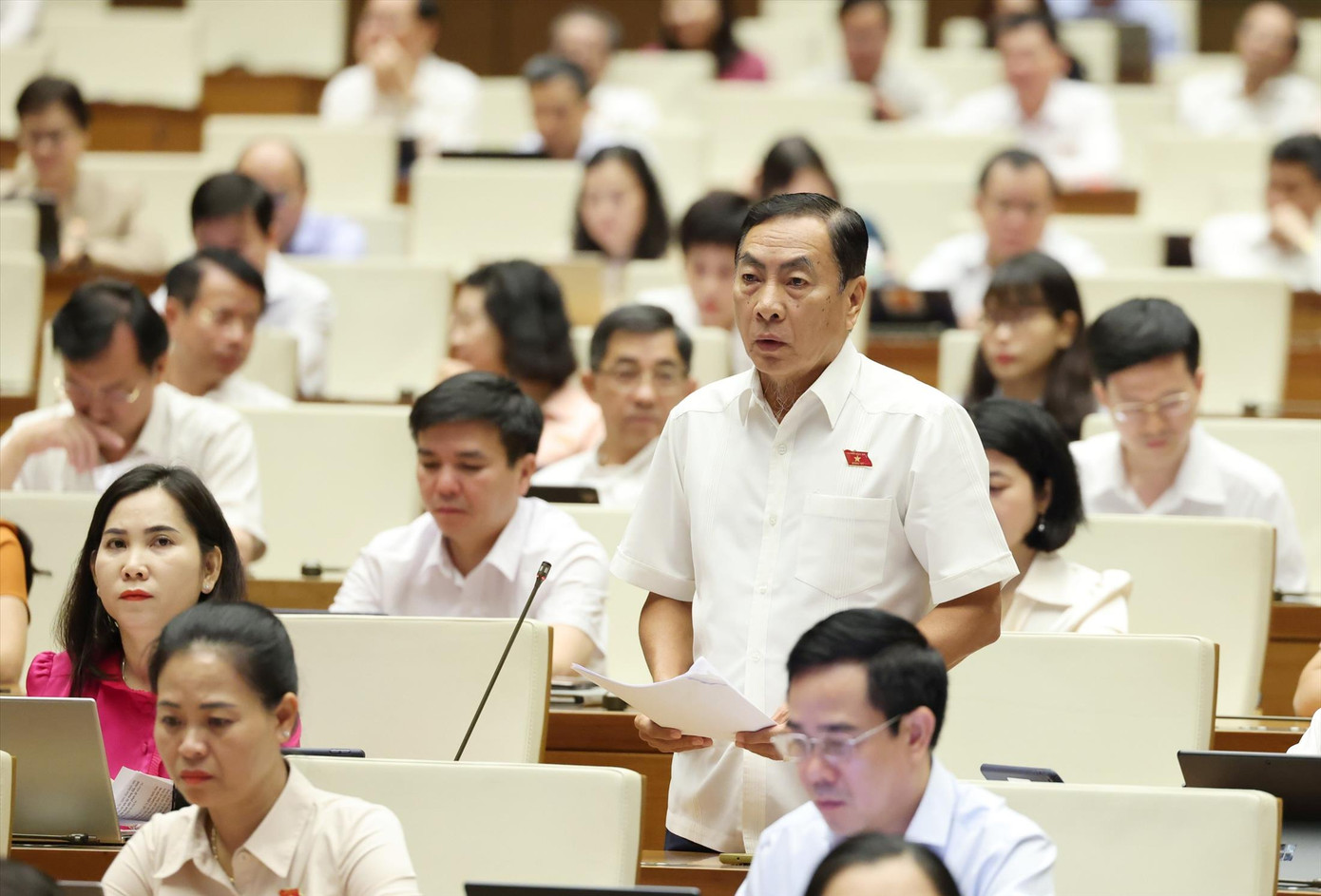 ĐBQH Phạm Văn Hòa (đứng). Ảnh: Như Ý ĐBQH Phạm Văn Hòa (đứng). Ảnh: Như Ý