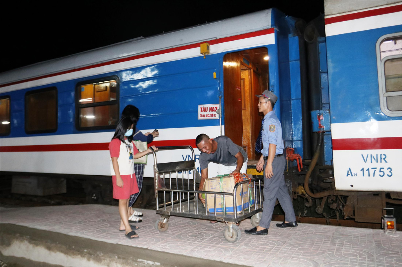 Cửu vạn ga Vinh bốc hàng lên toa tàu cho hành khách Cửu vạn ga Vinh bốc hàng lên toa tàu cho hành khách