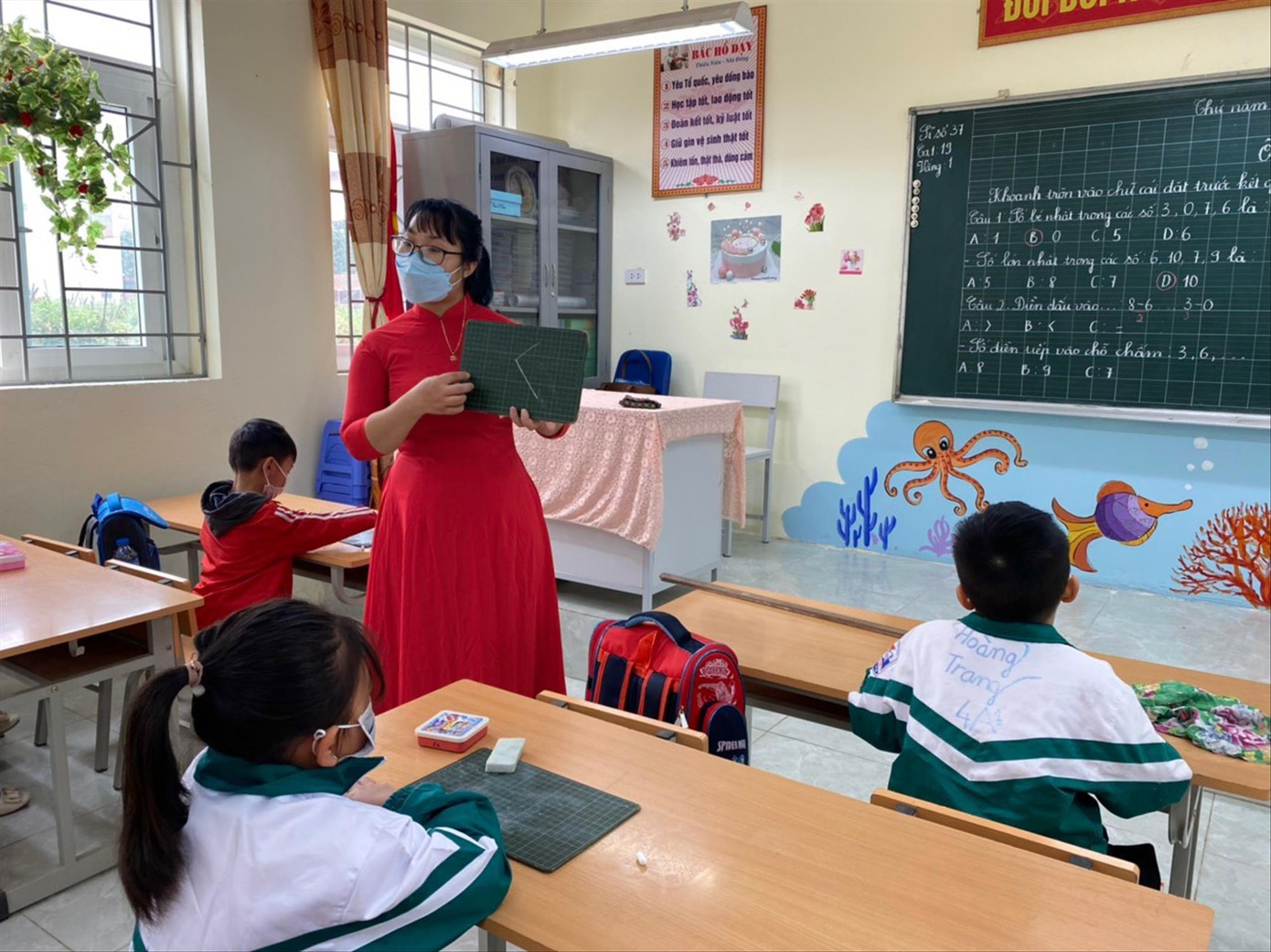 Tại Hà Nội, năm qua do COVID-19 thiết bị thực hiện chương trình GDPT đắp chiếu, học sinh phải học chay qua mạng ảnh: Quỳnh Anh Tại Hà Nội, năm qua do COVID-19 thiết bị thực hiện chương trình GDPT đắp chiếu, học sinh phải học chay qua mạng ảnh: Quỳnh Anh