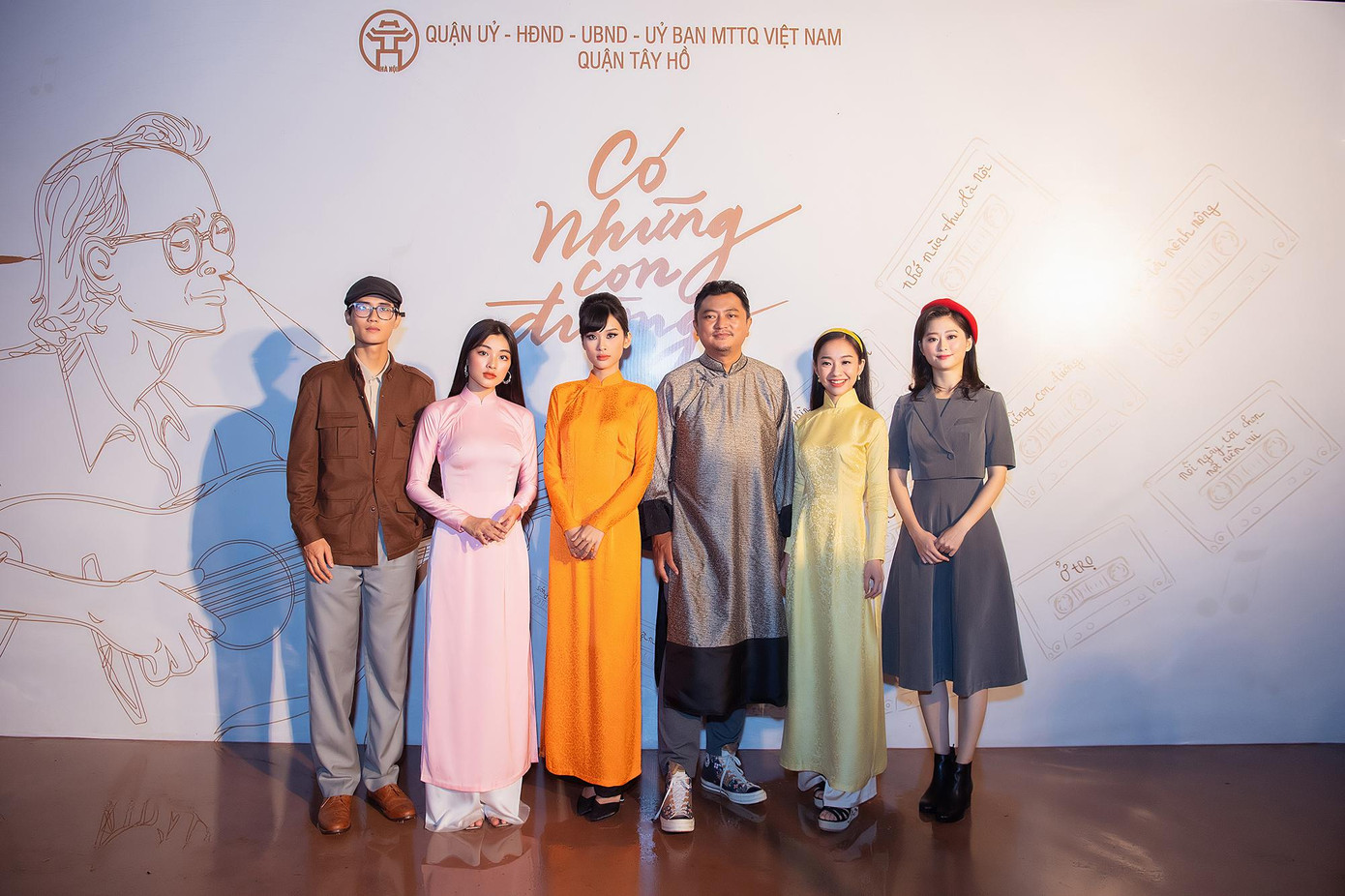 Đạo diễn Phan Gia Nhật Linh và các diễn viên của phim Em và Trịnh Đạo diễn Phan Gia Nhật Linh và các diễn viên của phim Em và Trịnh