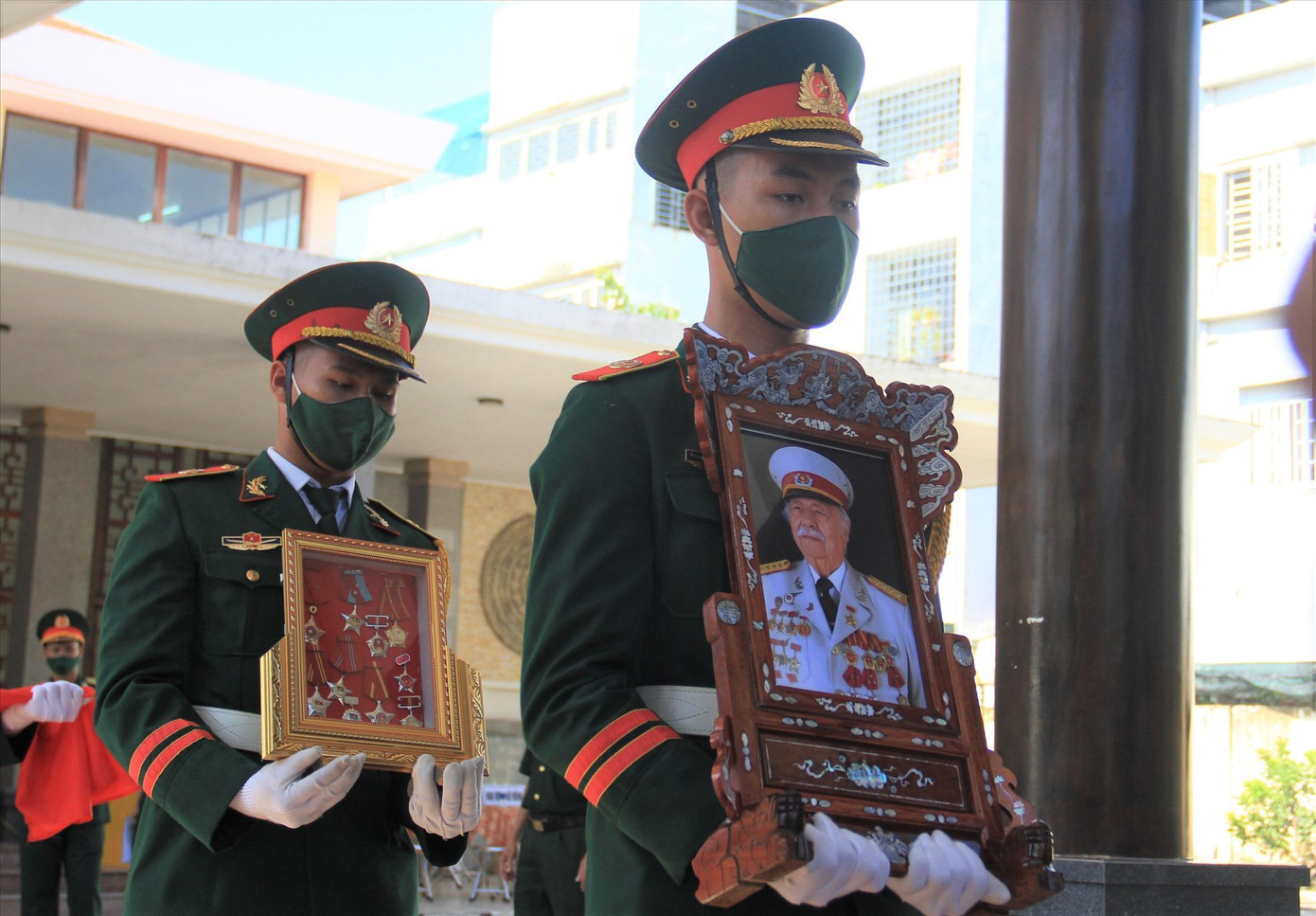 Chiến sĩ, cán bộ Quân khu 5 trang trọng tổ chức lễ truy điệu và an táng, đưa Anh hùng Nguyễn Văn Lập về với đất mẹ Việt Nam. Chiến sĩ, cán bộ Quân khu 5 trang trọng tổ chức lễ truy điệu và an táng, đưa Anh hùng Nguyễn Văn Lập về với đất mẹ Việt Nam.