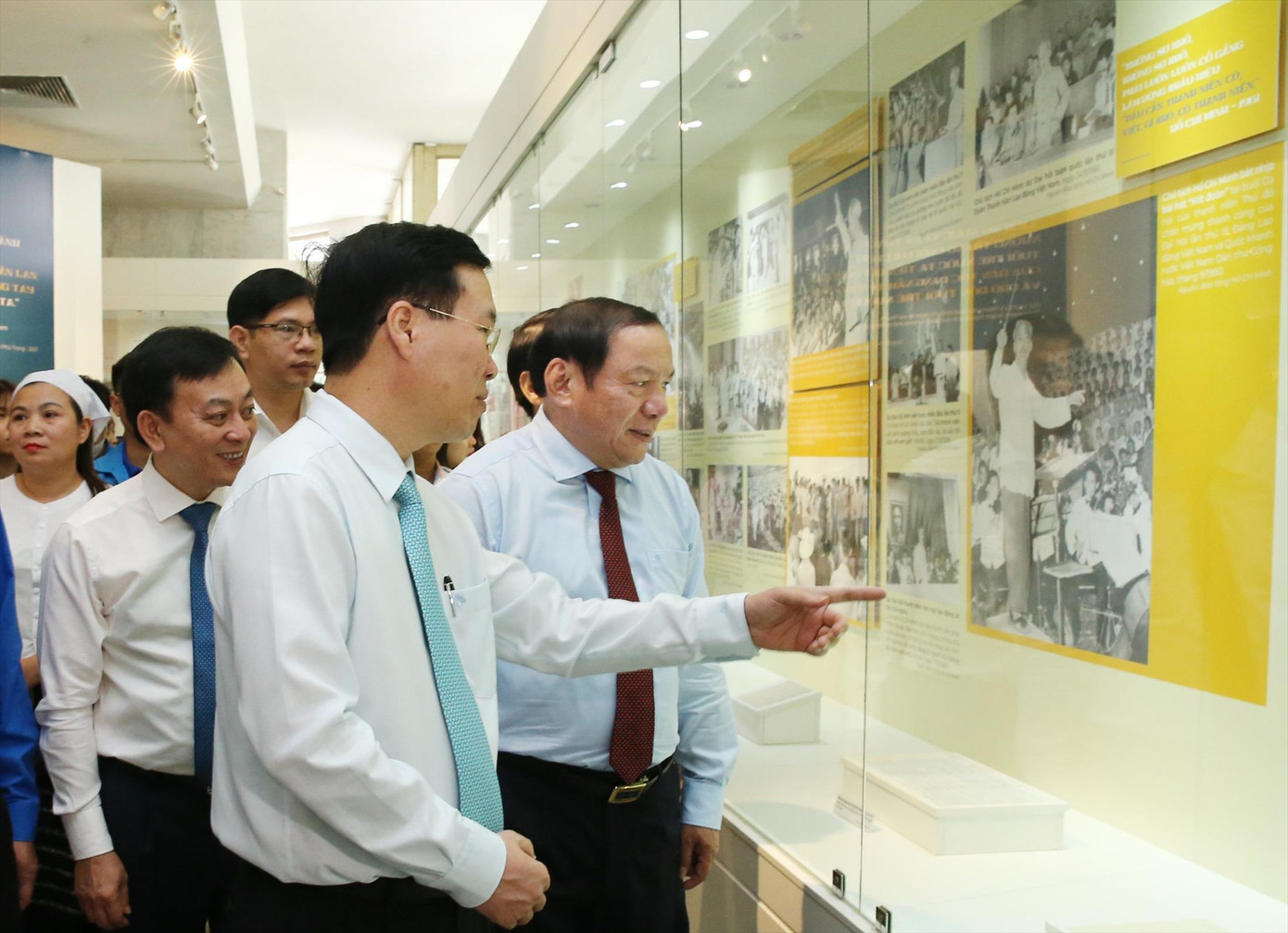 Đại biểu xem tư liệu, hình ảnh quý trong triển lãm mừng sinh nhật Bác. Ảnh: Bảo Hân Đại biểu xem tư liệu, hình ảnh quý trong triển lãm mừng sinh nhật Bác. Ảnh: Bảo Hân