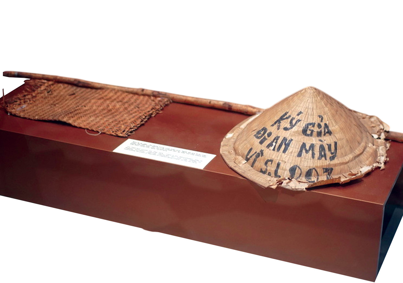 Nón lá, cây gậy và chiếc bị cói được các nhà báo sử dụng trong Ký giả ăn mày hiện được trưng bày tại Bảo tàng TPHCM