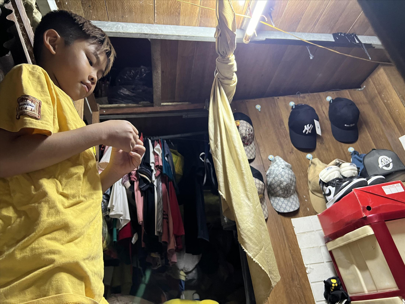 Trên gác một căn nhà siêu nhỏ được chia thành nhiều ô, quần áo giăng mắc ở trên, người ngủ ở dưới. Ảnh: U.P