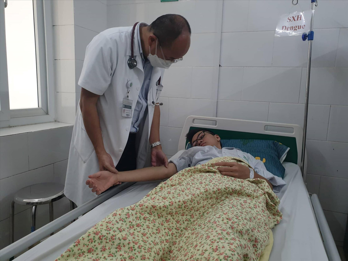 Bệnh nhân điều trị sốt xuất huyết tại Bệnh viện Bạch Mai