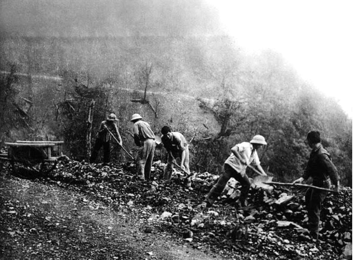 Lực lượng mở đường trên tuyến đường Hồ Chí Minh huyền thoại.