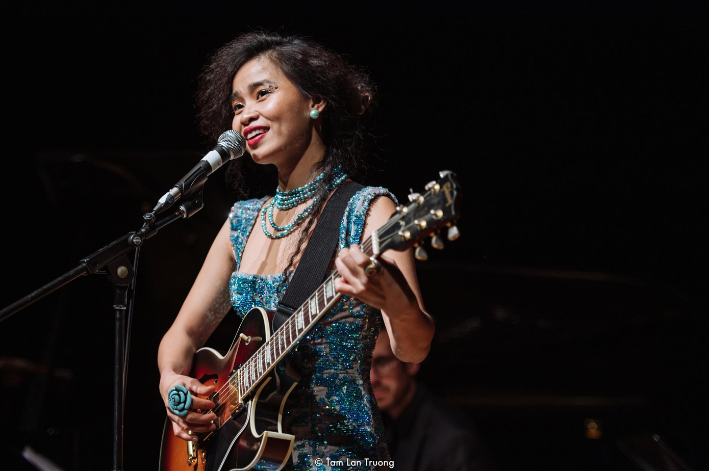 Đồng Lan trong một buổi diễn tại Canada tháng 11/2019 Ảnh: Tâm Lang Trương