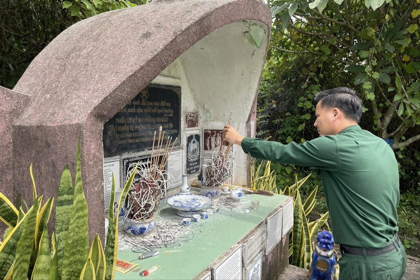 Ngôi mộ của liệt sĩ Hoàng Kim Giao và liệt sĩ Lương Văn Tín Ngôi mộ của liệt sĩ Hoàng Kim Giao và liệt sĩ Lương Văn Tín