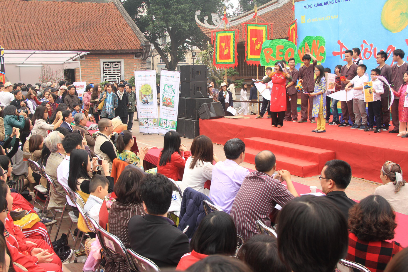 Khung cảnh náo nhiệt của Ngày thơ 2016 tại Văn Miếu Quốc Tử Giám, Hà Nội ảnh: N.M.Hà