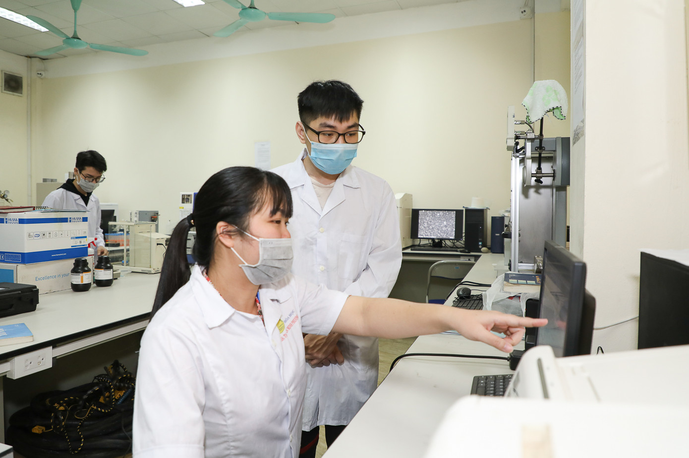 Sinh viên Đại học Quốc gia Hà Nội thực hành trong phòng thí nghiệm