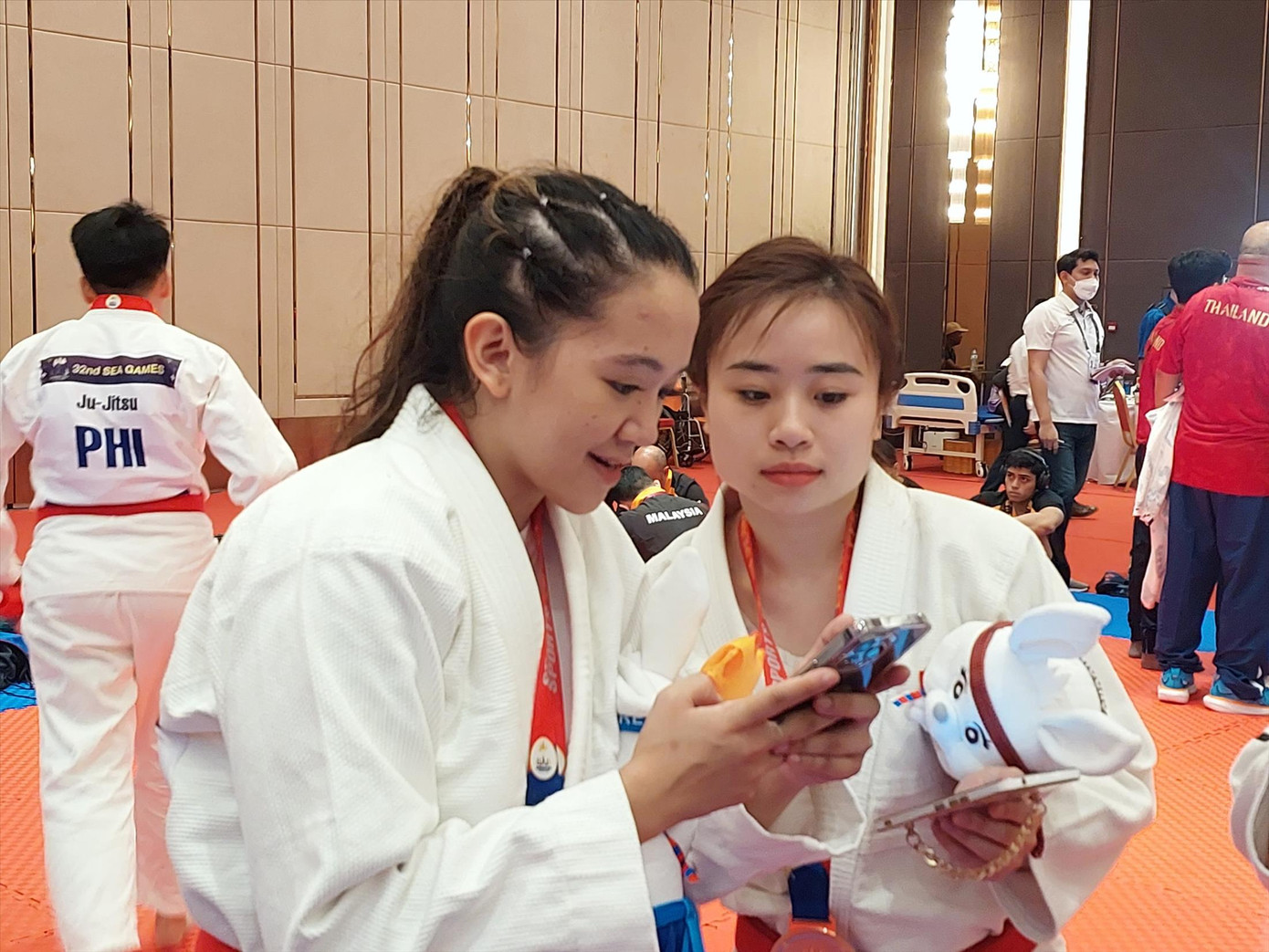 VĐV Jujitsu Nguyễn Minh Phương trao đổi số điện thoại với võ sỹ Philippines Ảnh: Thanh Hải