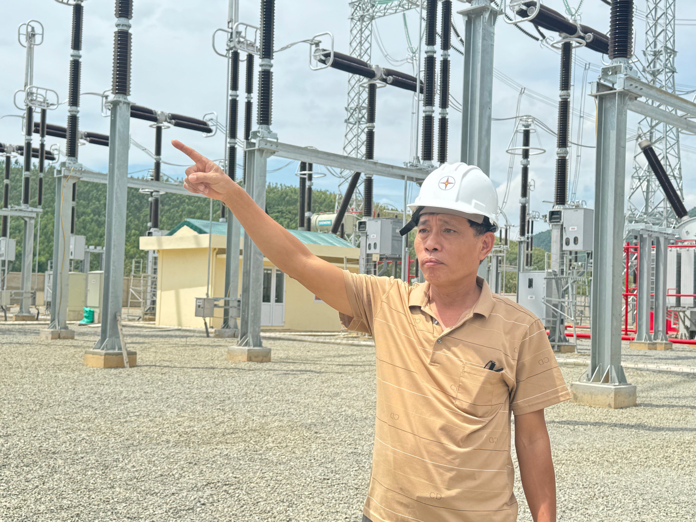 Ông Cảnh giới thiệu với chúng tôi khu vực trạm biến áp mới vừa được đầu tư xây dựng đang chờ đóng điện. Ông Cảnh giới thiệu với chúng tôi khu vực trạm biến áp mới vừa được đầu tư xây dựng đang chờ đóng điện.