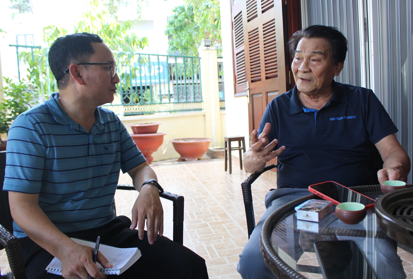 Ông Phạm Văn Chi (bên phải ảnh) kể lại với PV Tiền Phong về việc phản đối xây dựng nhà máy thép tại vịnh Vân Phong. (Ảnh: Khánh Nguyên)