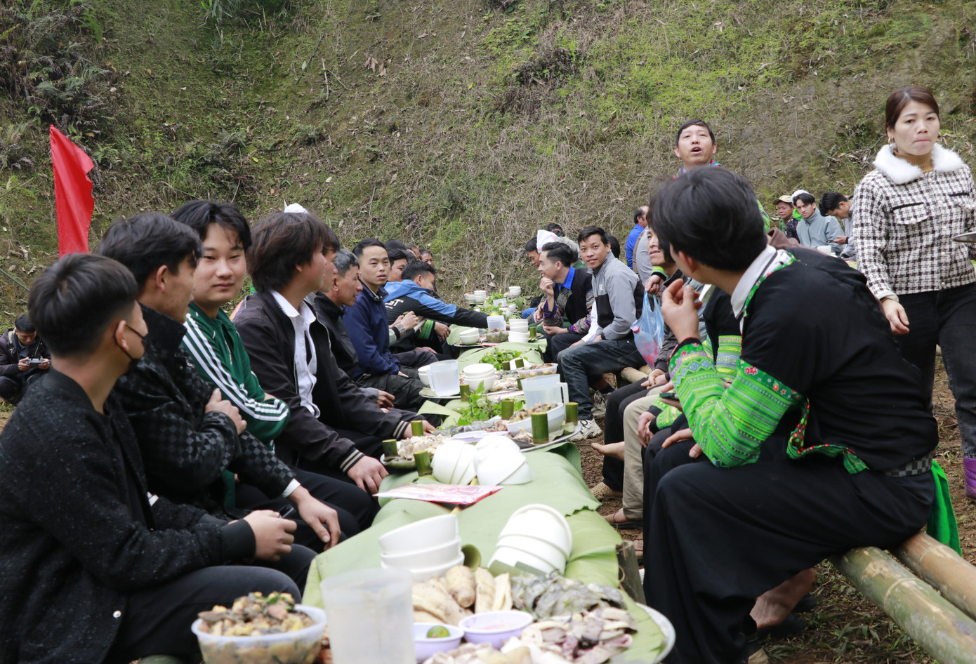 Sau lễ cúng rừng, người dân cùng thề giữ rừng và ăn bữa cơm đoàn kết