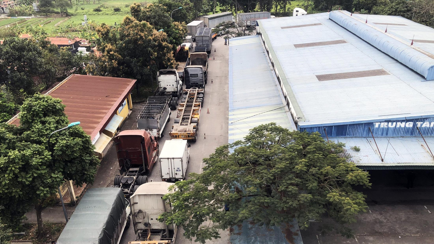 Ôtô xếp hàng dài chờ đăng kiểm tại Trung tâm Đăng kiểm 15-01V. Ảnh: Nguyễn Hoàn Ôtô xếp hàng dài chờ đăng kiểm tại Trung tâm Đăng kiểm 15-01V. Ảnh: Nguyễn Hoàn