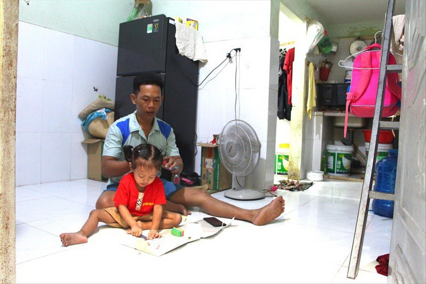 Hết việc làm, anh Nhuyễn chọn phương án ở nhà trông con ảnh: Mạnh Thắng Hết việc làm, anh Nhuyễn chọn phương án ở nhà trông con ảnh: Mạnh Thắng