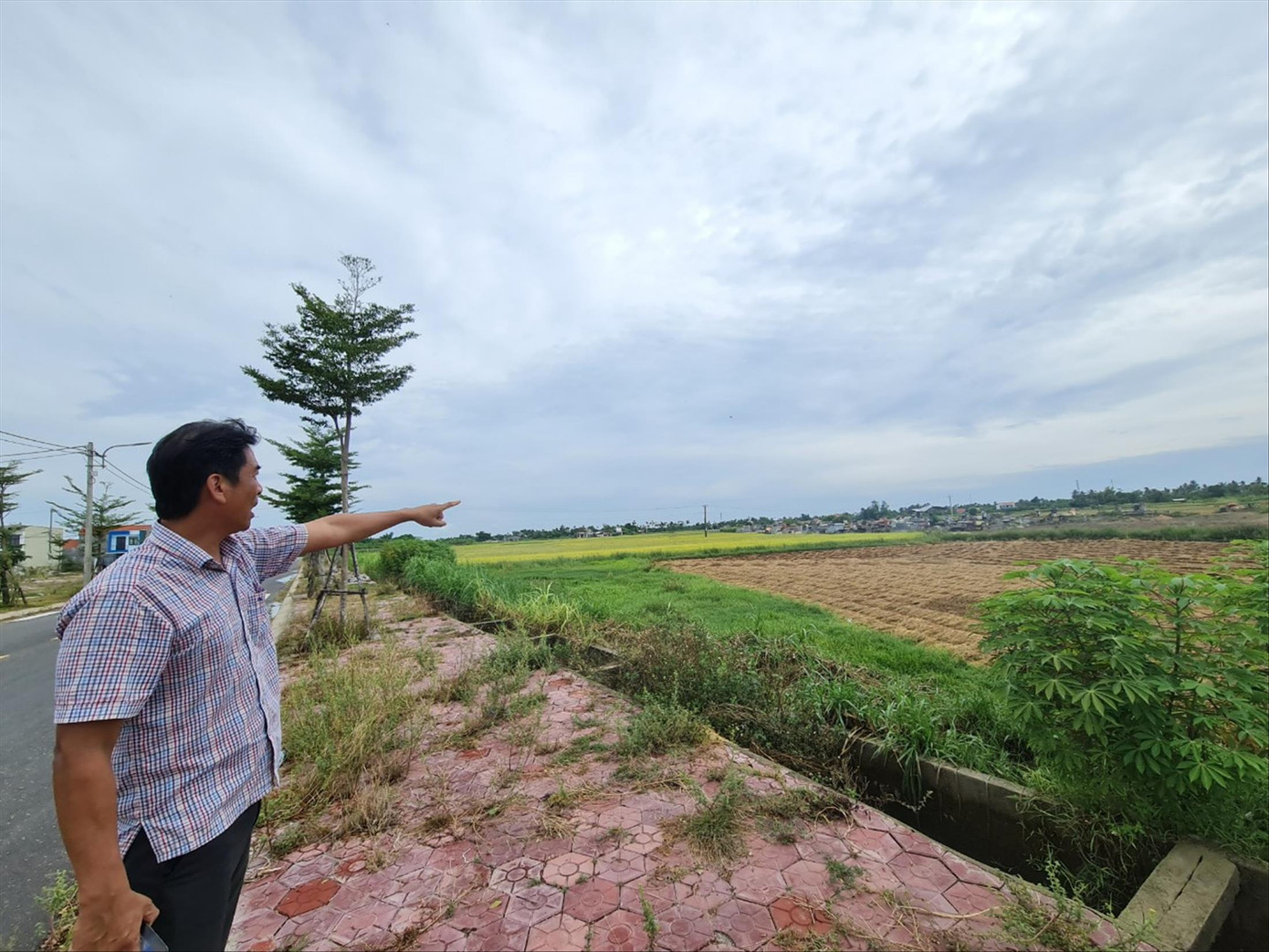 Ông Lê Thức (trú tổ dân phố Vạn Mỹ) chỉ tay về phía nghĩa trang Gò Nhuệ, nơi không thể tiếp tục chôn cất vì đã hết quỹ đất Ảnh: NN Ông Lê Thức (trú tổ dân phố Vạn Mỹ) chỉ tay về phía nghĩa trang Gò Nhuệ, nơi không thể tiếp tục chôn cất vì đã hết quỹ đất Ảnh: NN