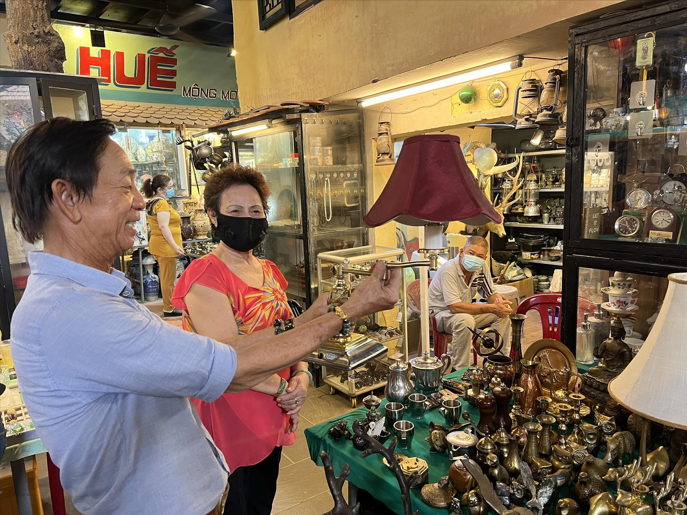 Ông Lê Dũng tâm sự, chuyện bán mua đồ cổ thành là do duyên.