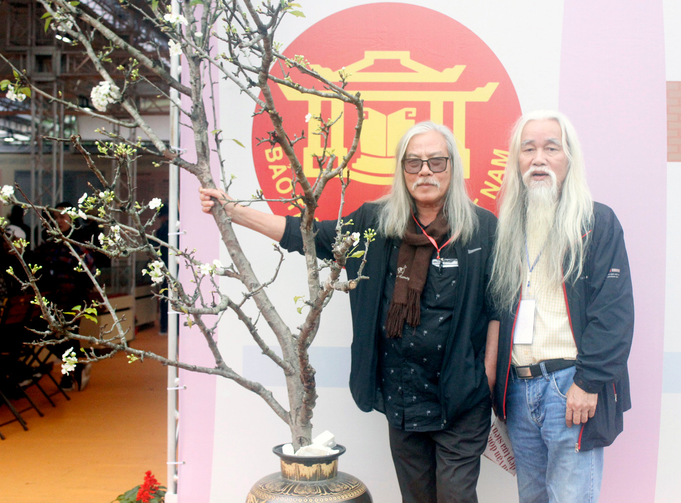 Nhà nghiên cứu Phạm Xuân Nguyên và tác giả bài viết bên cành hoa lê ở Hội thơ 2023