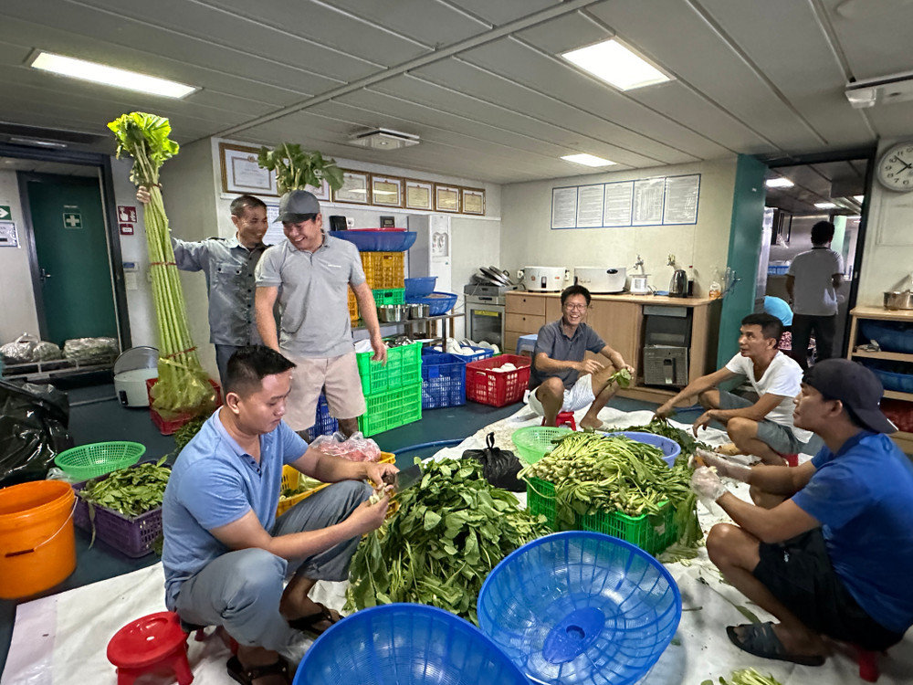 Những 'anh nuôi' giữa biển buộc mình vào bếp ảnh 1