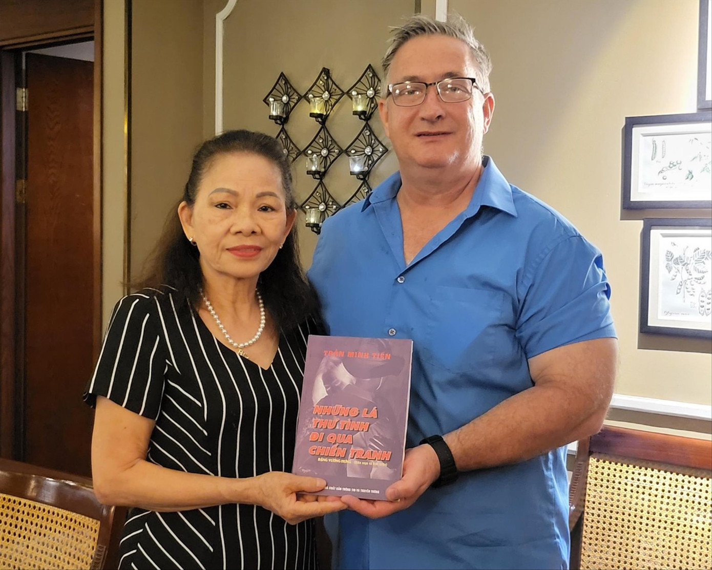 Bà Lưu Liên và ông Steve Maxner - đại diện Trung tâm Việt Nam và Lưu trữ tại Đại học công nghệ Texas (nơi lưu bản chụp cuốn sổ của liệt sĩ Tiến).