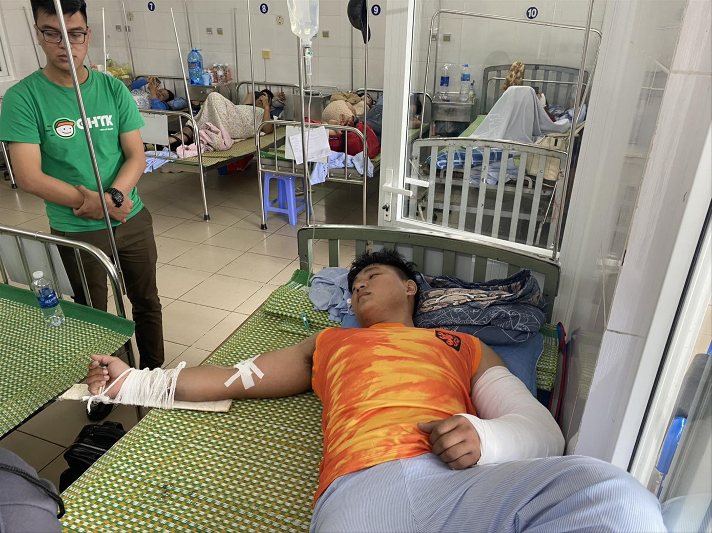 Anh Lâm Anh Đạt làm shipper bị hai vợ chồng khách hàng đánh gãy cả hai tay