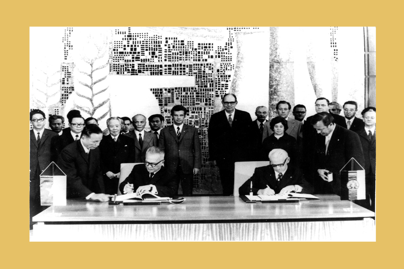 Lễ ký kết Hiệp định hữu nghị giữa Chính phủ Cách mạng lâm thời CHMN Việt Nam và Chính phủ CHDC Đức, năm 1974 ẢNH: TƯ LIỆU